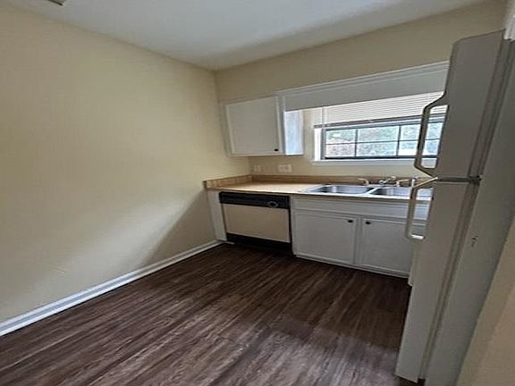 2nd image of 1831 Sylvan Ct
