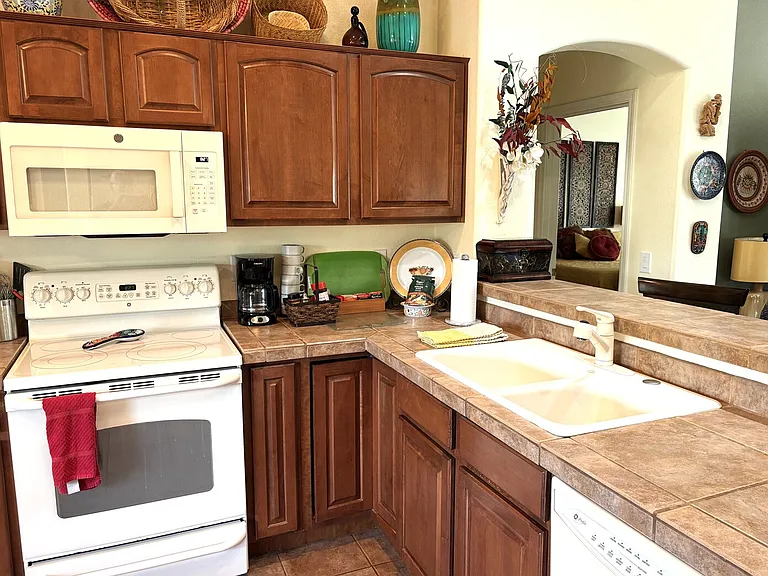 2051 E Desert Fox Dr — Photo 9