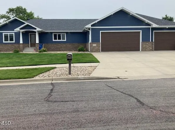 2316 Grant Dr NW, Watertown, SD 57201