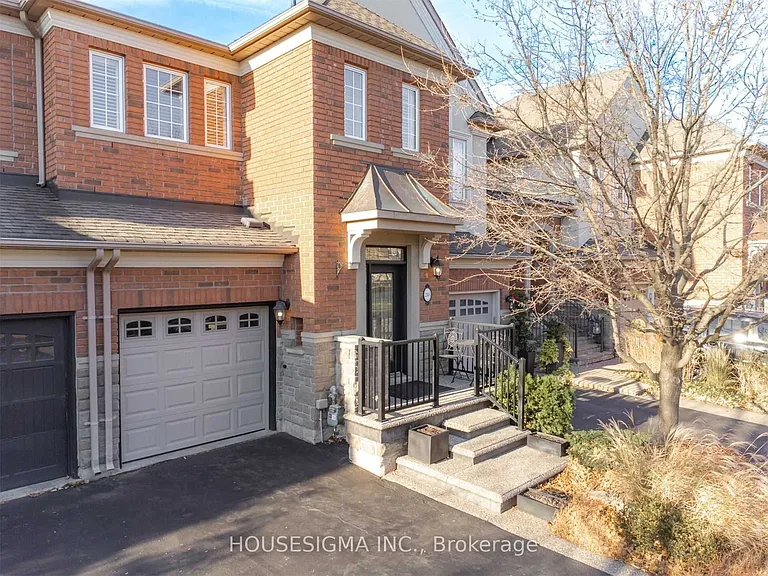 244 Tawny Cres — Photo 2