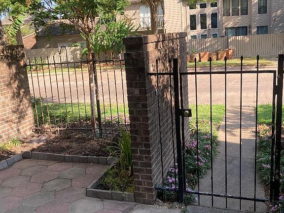 Private & gated entrance with small courtyard