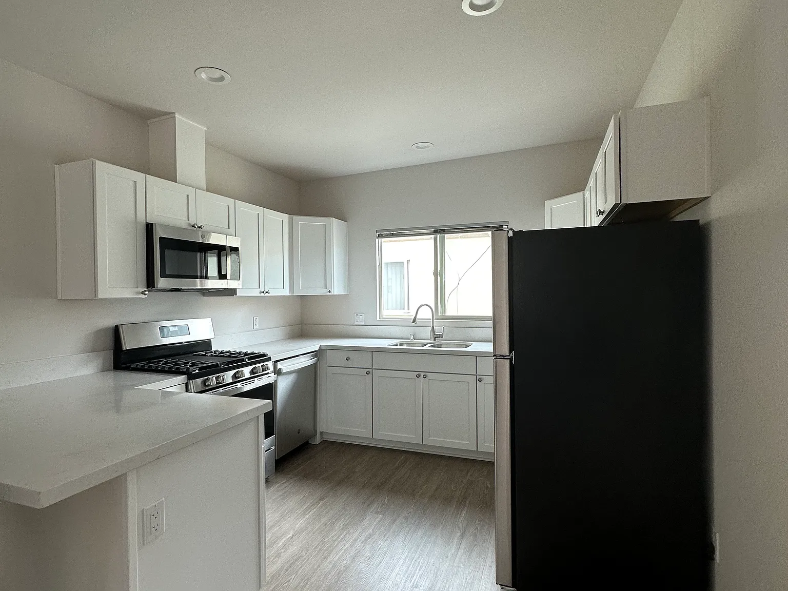 1026 A Ave — Photo 2