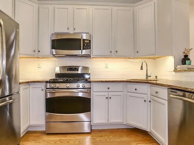 1122 Hudson St #2B — Photo 2