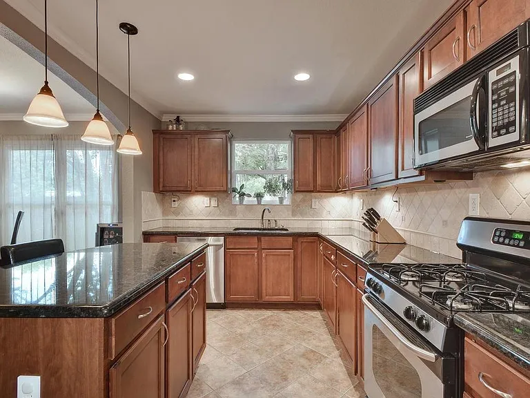 610 W North Loop Blvd — Photo 10