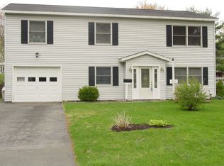 25 Tattersall Ln, Albany, NY 12205