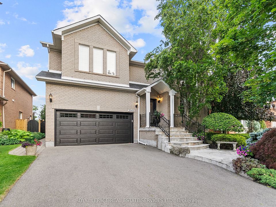 1st image of 2045 Rosemount Cres