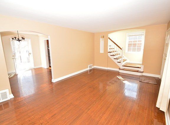 5th image of 2233 Stratford Ave