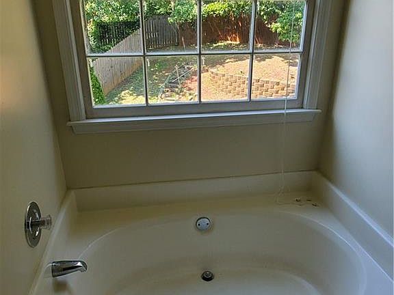 4th image of 724 Jamie Way NE