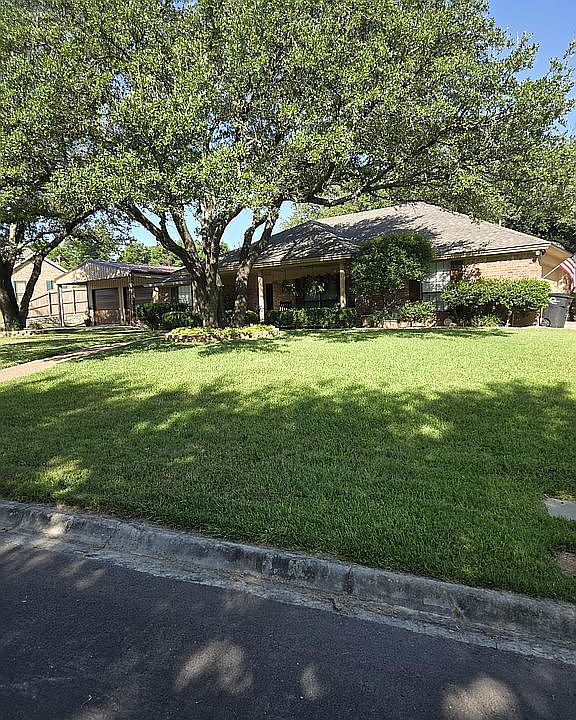 1st image of 900 Jennifer Ct