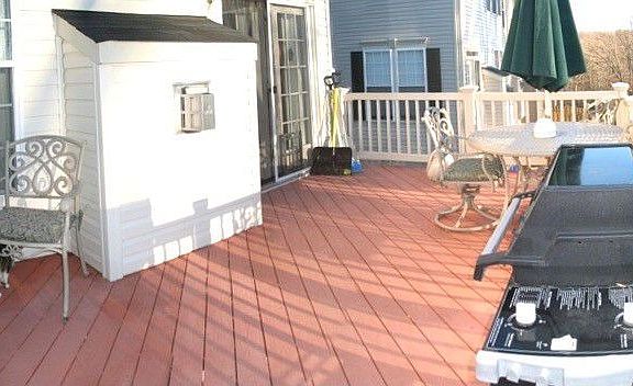 Large Deck & fenced yard