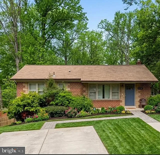 3 bed, 2.0 bath, 19800 sqft, $3,000 — Photo 1