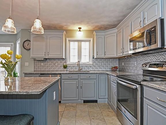 4th image of 12 Lowe Meadow Ln
