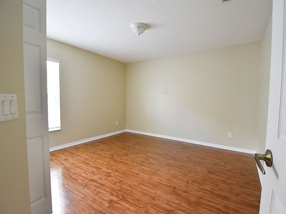 4th image of 135 Sedgewood Cir