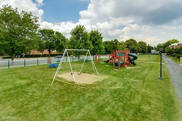 1611 N Windsor Dr — Photo 5