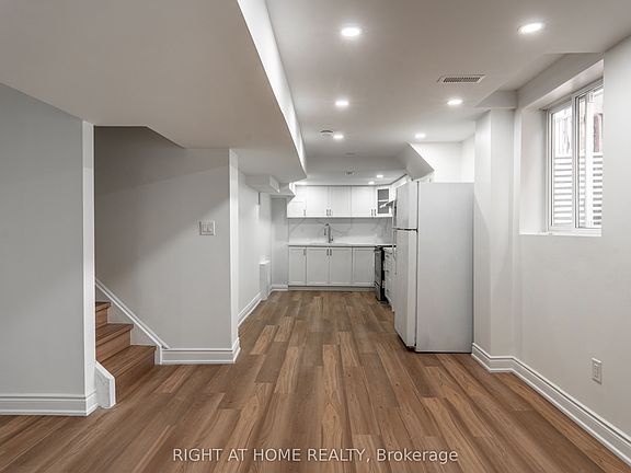 2nd image of 58 Lockheed Cres
