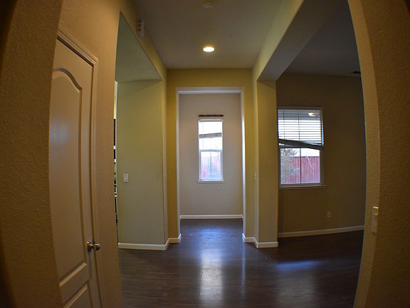 3rd image of 513 Canterbury Cir