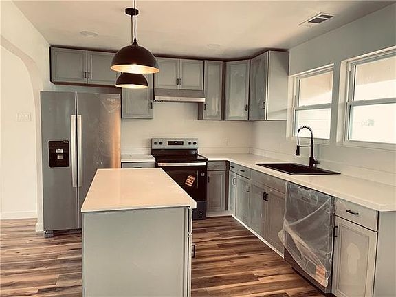 5th image of 601 Rouyer St