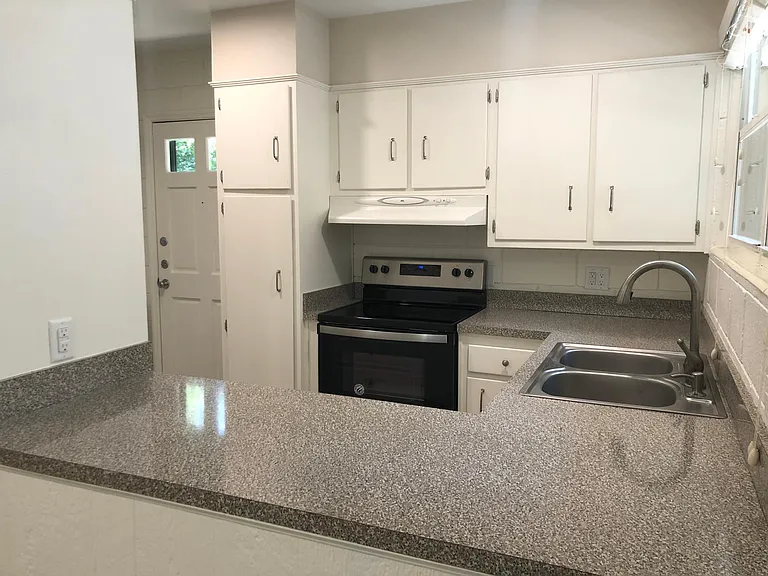 817 Hayden Ln — Photo 7
