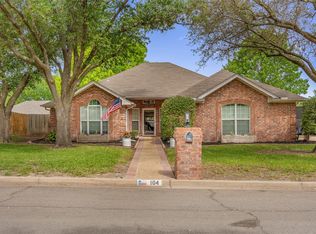 104 Whispering Meadows Dr, Hewitt, TX 76643