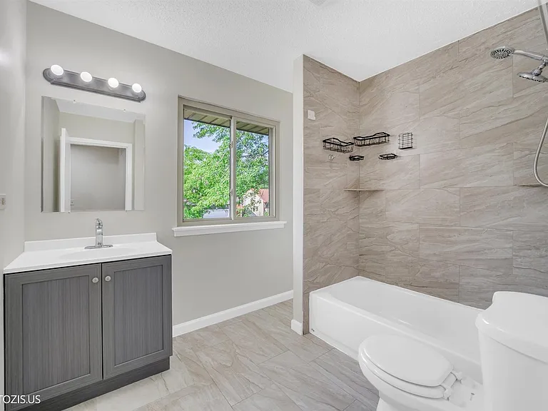 1405 Merrimac Ln N — Photo 30