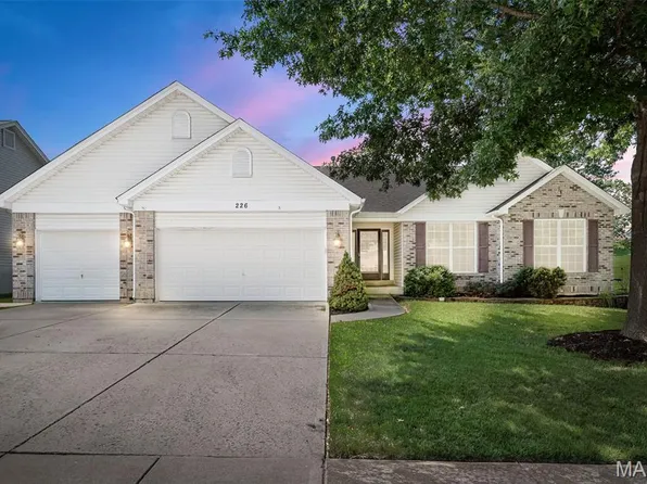226 Charging Bear Dr, Wentzville, MO 63385