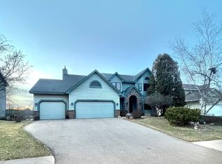8360 W Lake Dr, Chanhassen, MN 55317