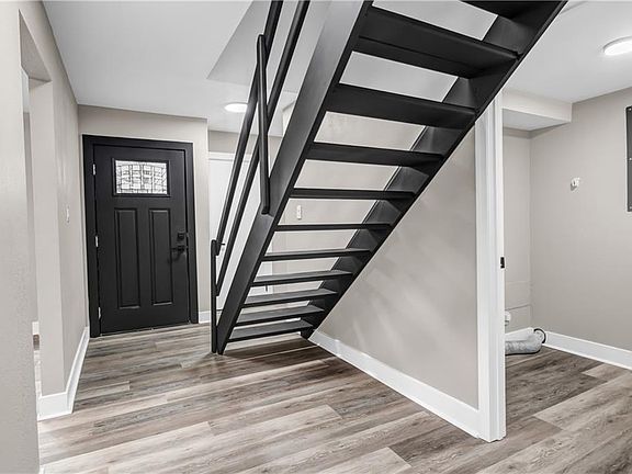 2nd image of 8 Glouchester Cir