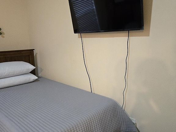 4th image of 501 Hungerford Dr #1