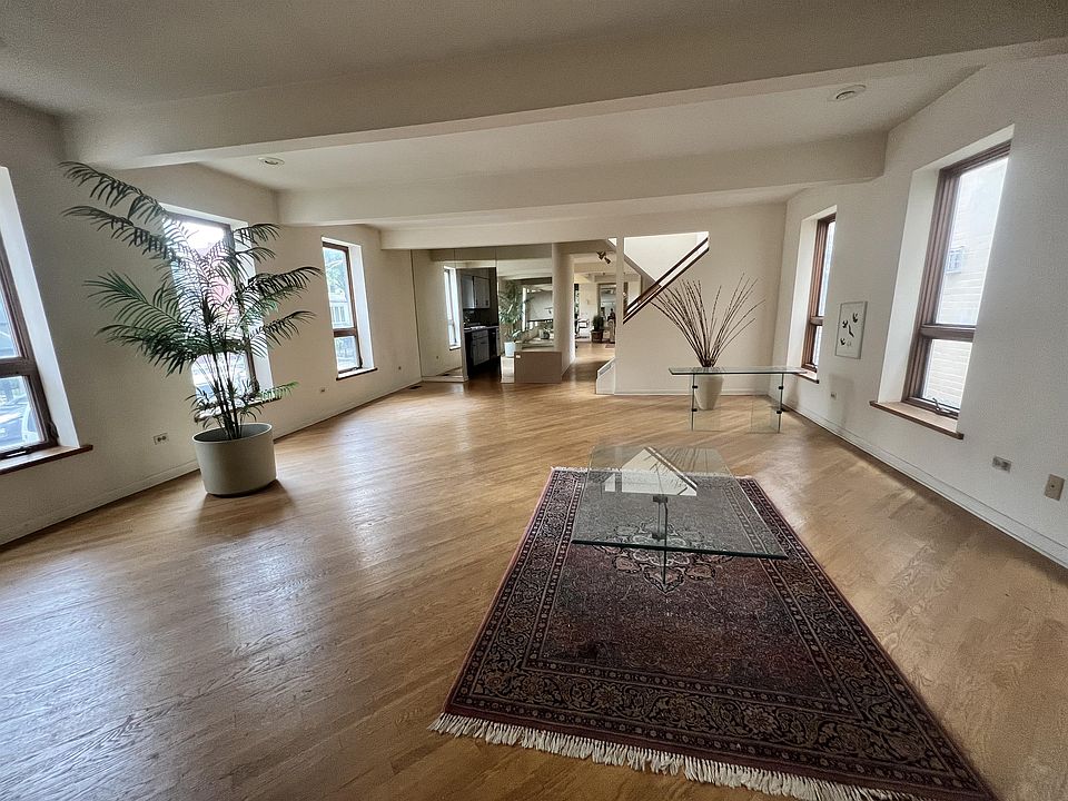1st image of 2459 N Greenview Ave #1