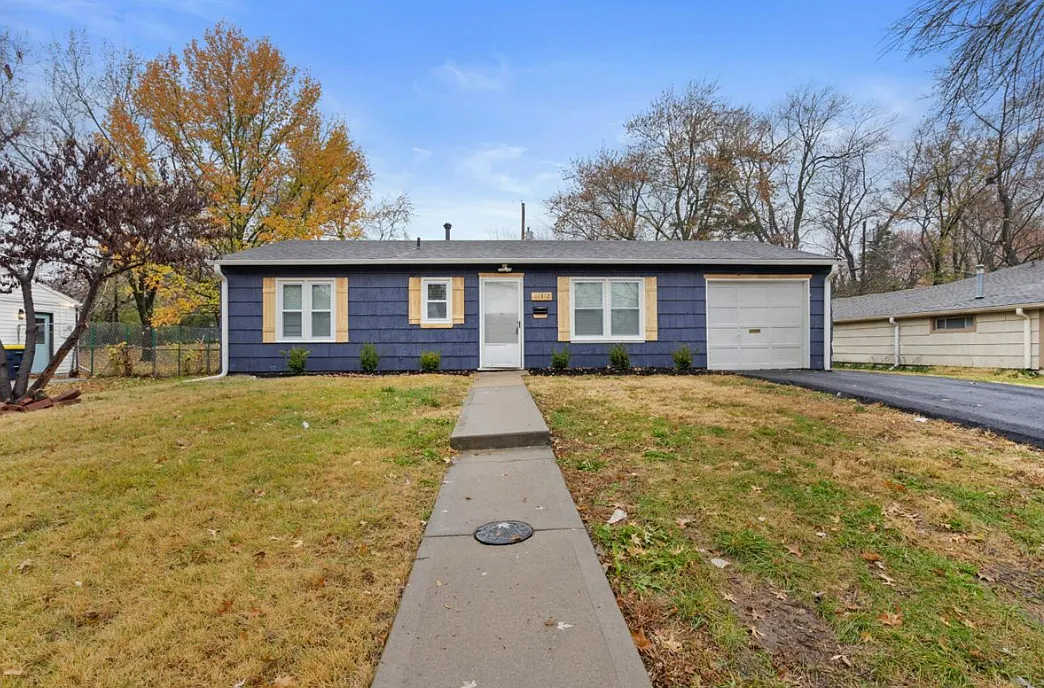 3 bed, 912 sqft, $1,699 — Photo 1