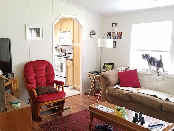 Livingroom into kitchen
