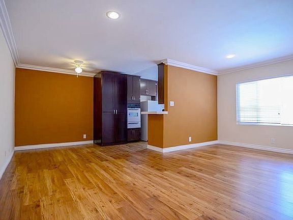 4th image of 13833 Oxnard St APT 12