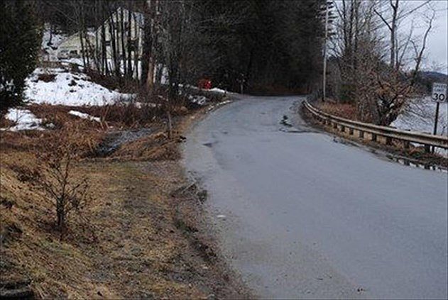 2nd image of 341 River Rd