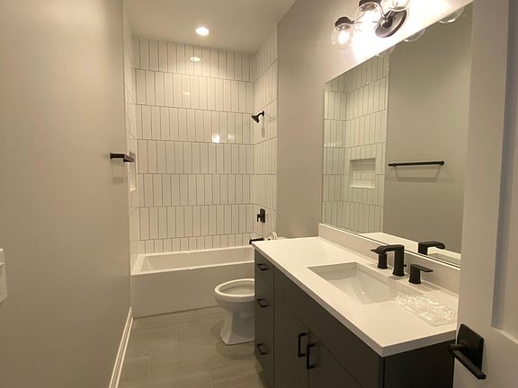 4th image of 1050 W Cornelia Ave #305