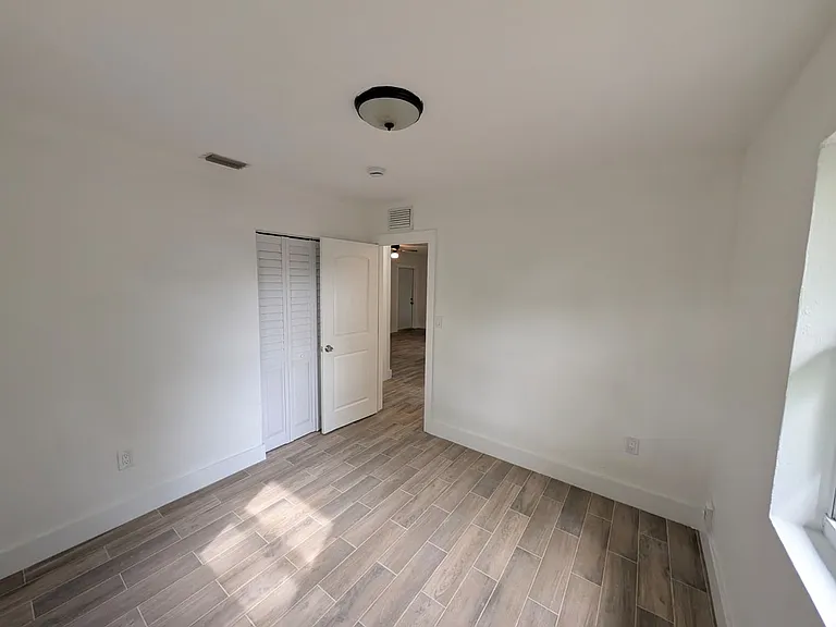 1733 NW 18th St — Photo 13