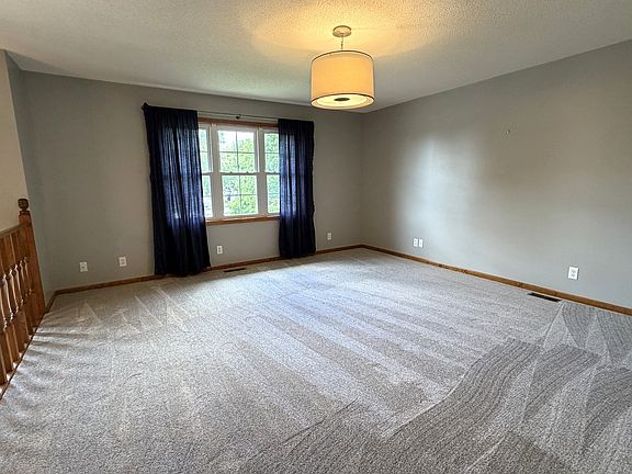 5th image of 99 Hillcrest St