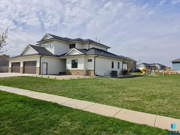 2816 E Sunflower Cir, Brandon, SD 57005