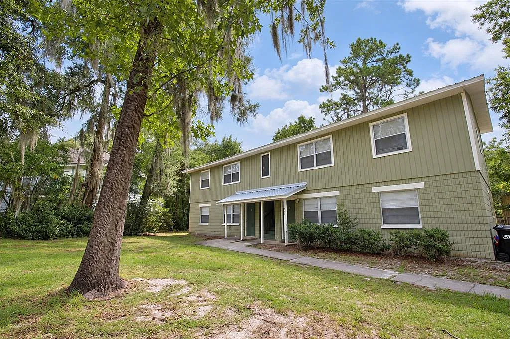 2 bed, 1.0 bath, 870 sqft, $1,300 — Photo 1