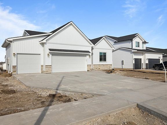 3rd image of 305 NW Lavelle Ct