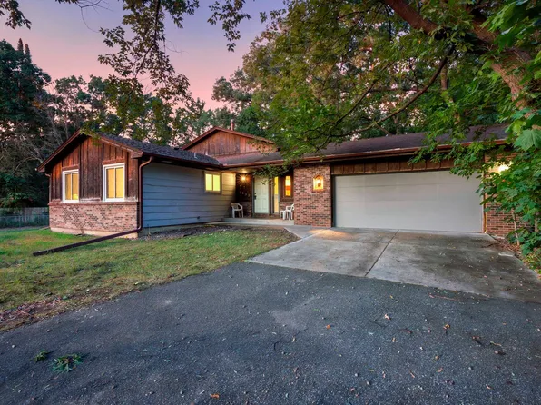 8233 Pleasant View Ct, Mounds View, MN 55112