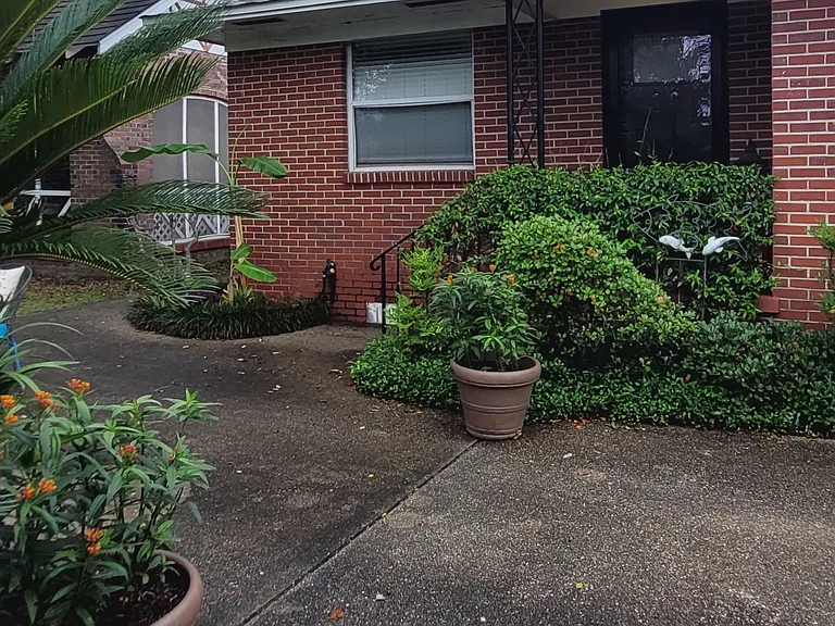 1624 E Gonzalez St — Photo 1