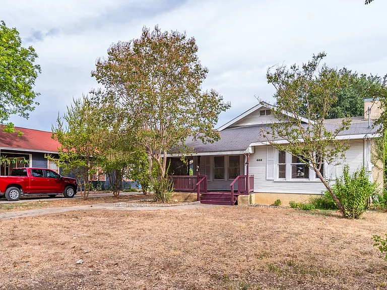 469 E Magnolia Ave — Photo 2