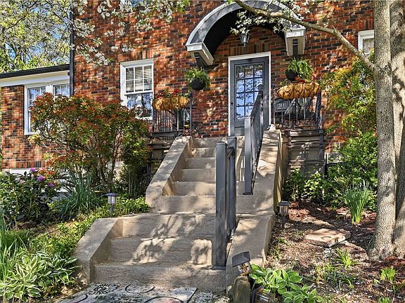3rd image of 240 Inglewood Dr