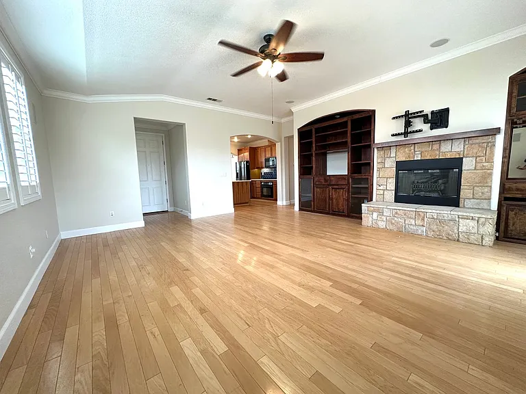 402 Albrecht St — Photo 5