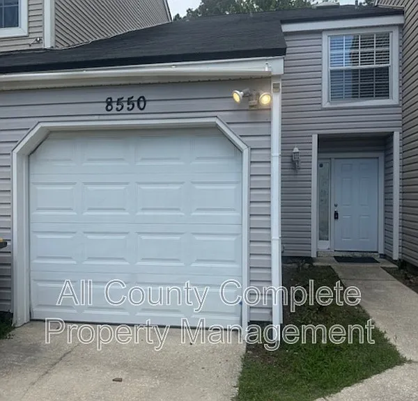 8550 Sturbridge Cir W — Photo 1