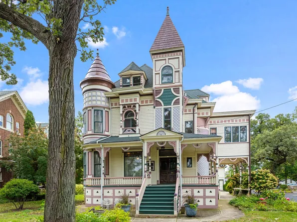 214 S State St, Elgin, IL 60123