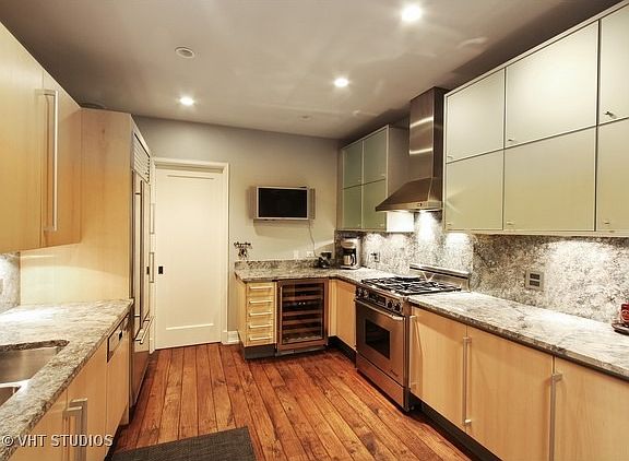 5th image of 190 E Walton Pl APT 302