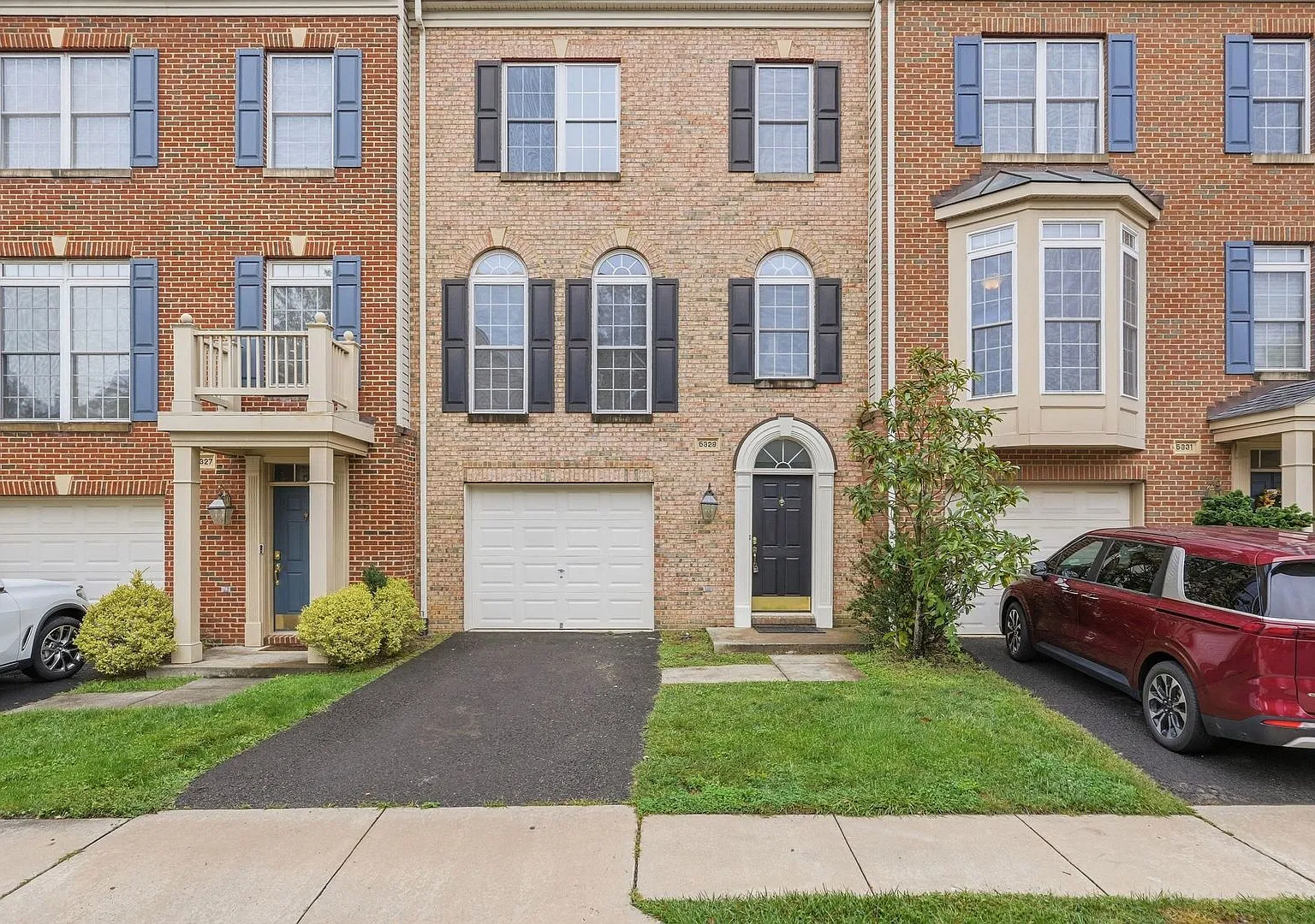 Gorgeous Centreville Townhome with Water Views — Photo 1
