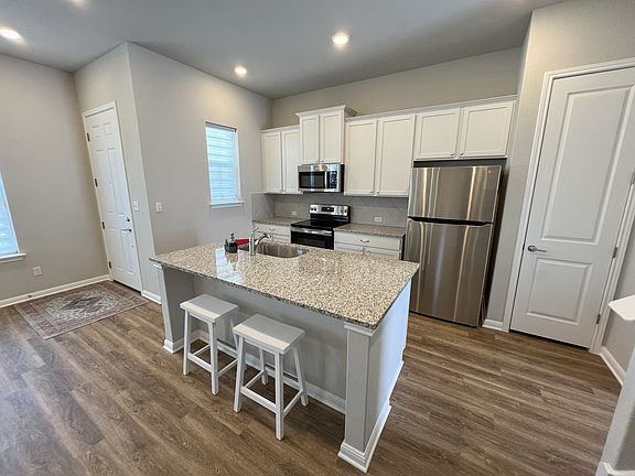 2nd image of 1020 Vista View Dr #802