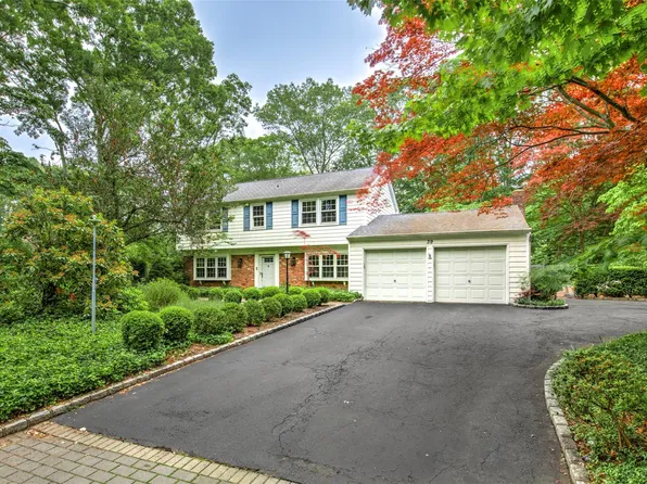 39 Sycamore Circle, Stony Brook, NY 11790